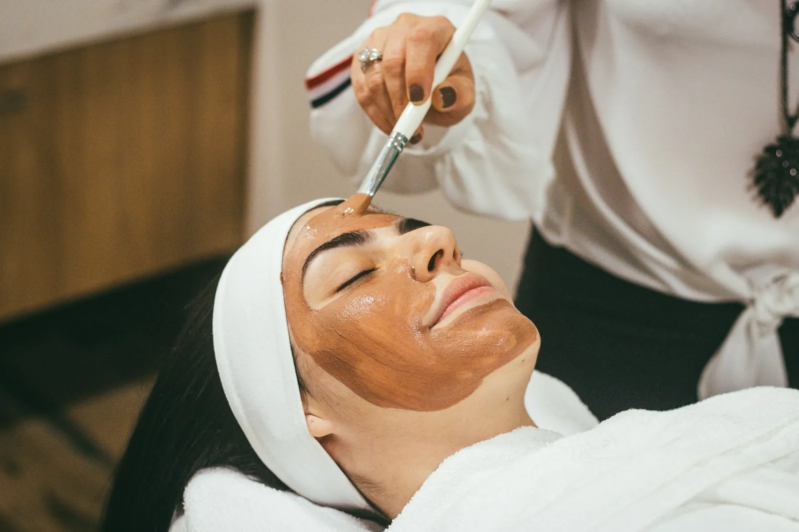 Facial con mascarilla en cabina de spa